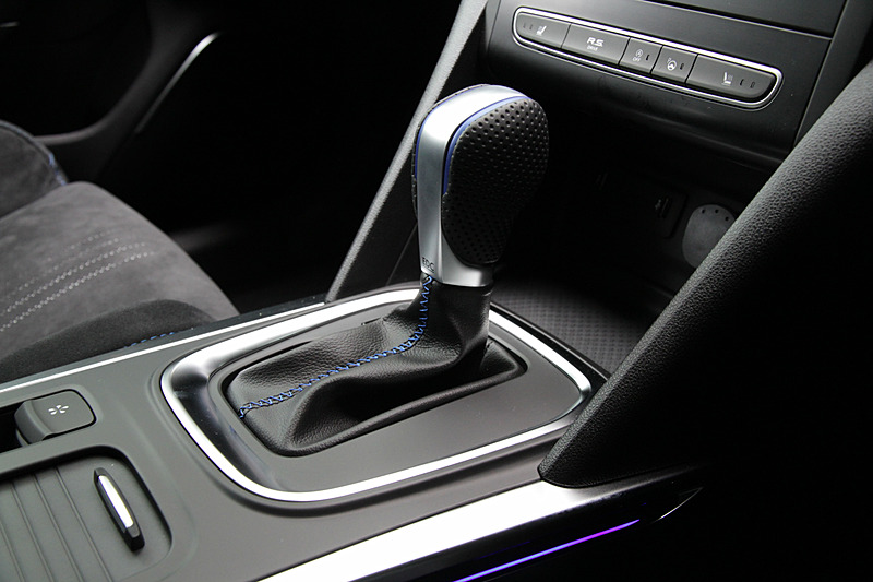 インテリアにはブルーのアクセントが映えるステッチを使用。クロームとレザーの組み合わせ、スポーティで握り心地のいいシフトノブ