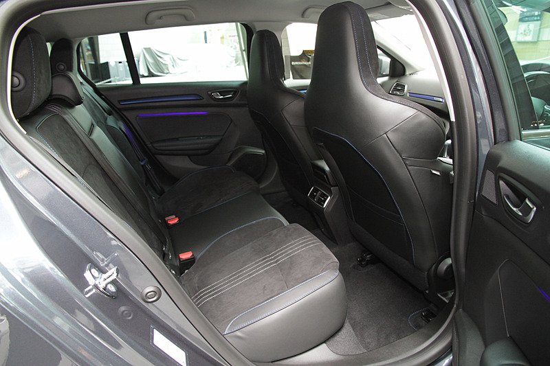 ホイールベースが延長された分、後席の足下スペースはハッチバックモデルのGTよりも37mm余裕のあるスペースが確保された