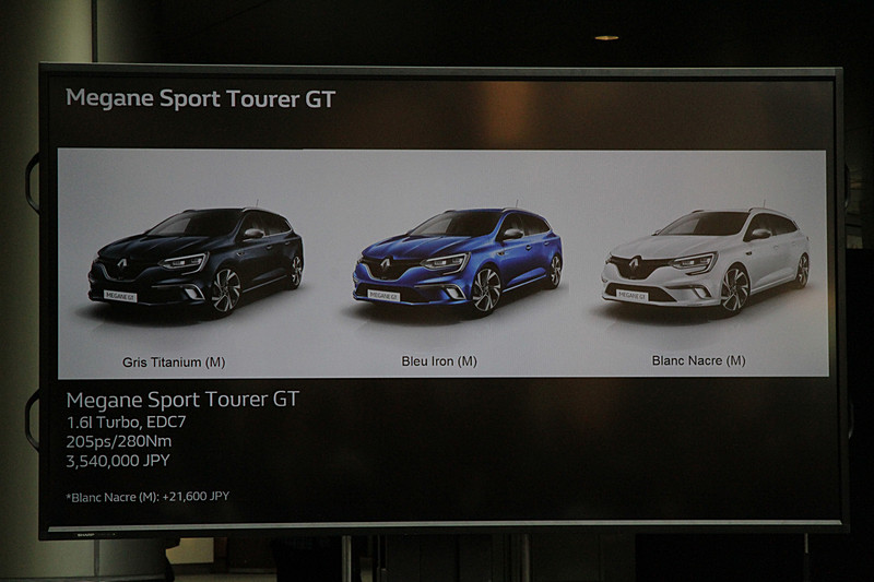 GTとスポーツ・ツアラーGTのボディカラーは「ブルー アイロンM」「ブラン ナクレM」「グリ チタニウムM」の3色。GT-Lineには「ブルー ベルリンM」「ブラン ナクレM」の2色が用意されている