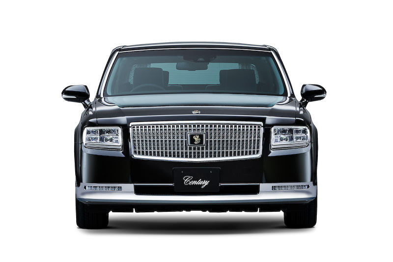 エクステリアではグリルを中心にランプなど各要素をすっきりまとめるとともに、二重構造としたグリルの縦格子の奥側やクリアランスランプに七宝文様を施すなど、華やかさを表現。また、乗り心地に特化した新開発のタイヤを採用するなど、路面から伝わる振動を抑え、走行安定性と上質な乗り心地を両立した