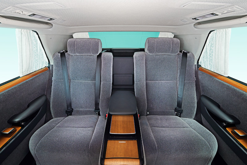 新型センチュリーでは全長やホイールベース、トレッドが従来型から拡大。ホイールベース延長分を後席スペースの拡大に充てることで、乗員の膝まわりや足下の空間を確保するとともに、スカッフプレートとフロアの低段差化・ドア開口高さの拡大により、優れた乗降性を実現したという