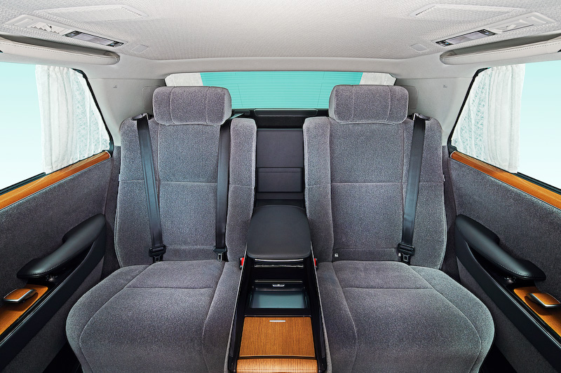 新型センチュリーでは全長やホイールベース、トレッドが従来型から拡大。ホイールベース延長分を後席スペースの拡大に充てることで、乗員の膝まわりや足下の空間を確保するとともに、スカッフプレートとフロアの低段差化・ドア開口高さの拡大により、優れた乗降性を実現したという