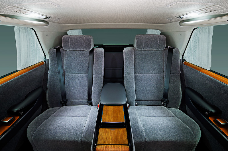 新型センチュリーでは全長やホイールベース、トレッドが従来型から拡大。ホイールベース延長分を後席スペースの拡大に充てることで、乗員の膝まわりや足下の空間を確保するとともに、スカッフプレートとフロアの低段差化・ドア開口高さの拡大により、優れた乗降性を実現したという