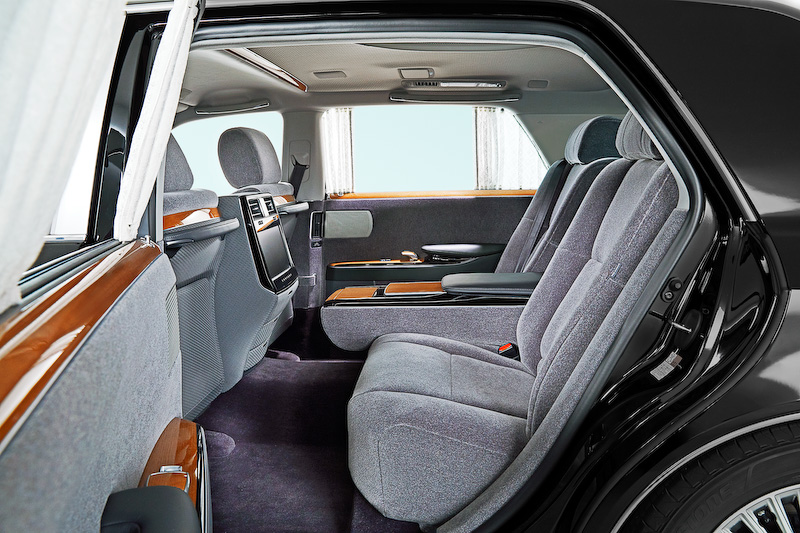 新型センチュリーでは全長やホイールベース、トレッドが従来型から拡大。ホイールベース延長分を後席スペースの拡大に充てることで、乗員の膝まわりや足下の空間を確保するとともに、スカッフプレートとフロアの低段差化・ドア開口高さの拡大により、優れた乗降性を実現したという