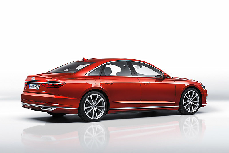 A8は一定の条件下でシステムが主体となった運転を行ない、ステアリングから手を放すことができるレベル3の自動運転システムを搭載。導入する国の法整備の状況によって機能を有効化する