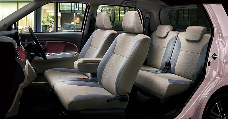 F G“SA III”のインテリアアクセントカラー「バーガンディ」（オプション装着車）