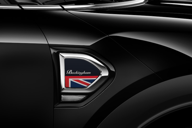 エクステリアでは、LEDヘッドライトや英国旗柄の専用サイドスカットル＆リアガラスステッカーなどを特別装備