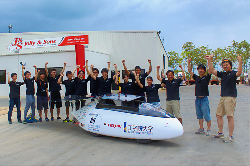 10月3日に行なわれた静的車検をパスした工学院大学ソーラーチーム（写真提供：工学院大学）