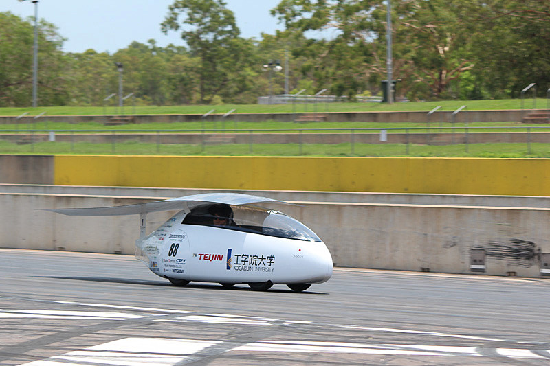 サーキット内試走を行なう工学院大学ソーラーチームの「Wing」（写真提供：工学院大学）
