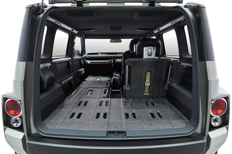 助手席側の前後シートがフルフラットとなり、サーフィンのロングボードなど、約3mまでの長尺物の室内への積載が可能