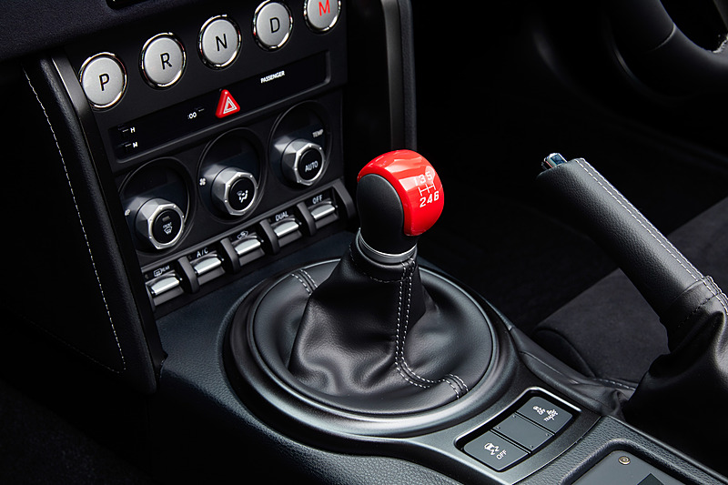 Hパターンでの6速のシフトチェンジも楽しめるシフトノブは、リッドの下にプッシュ式スタートスイッチを配して遊び心を持たせた