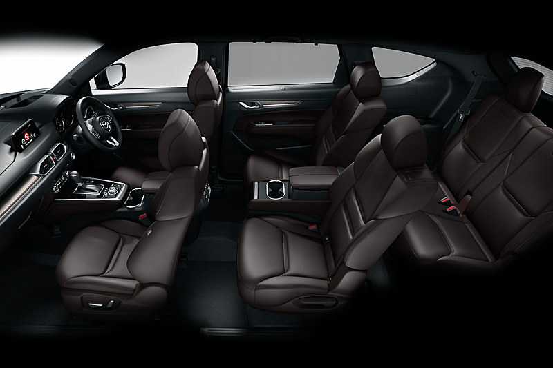 モーターショーでは初公開となる、12月に日本で発売を予定している新型3列シートクロスオーバーSUV「CX-8」