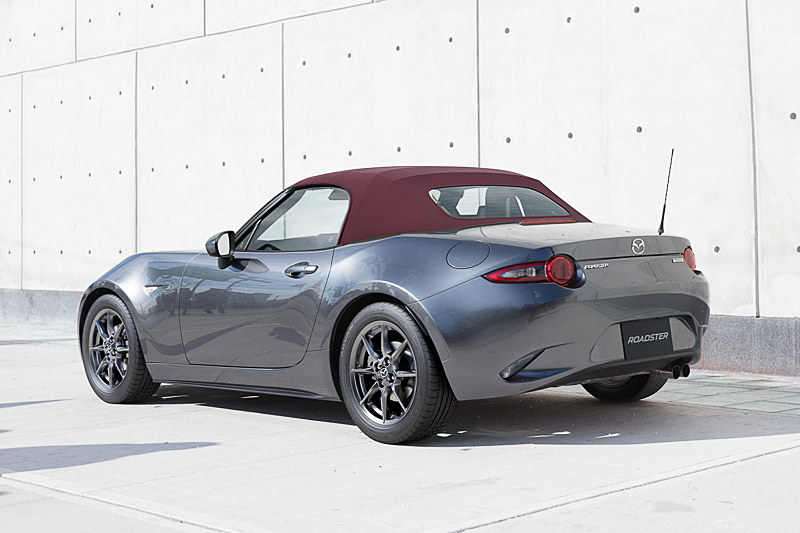 ダークチェリーの幌色やオーバーン色のナッパレザーインテリアを採用した「ロードスター」の特別仕様車「RED TOP（レッド・トップ）」