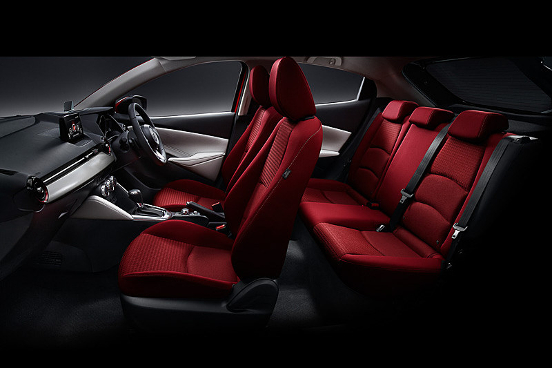 デミオの特別仕様車ノーブル・クリムゾン