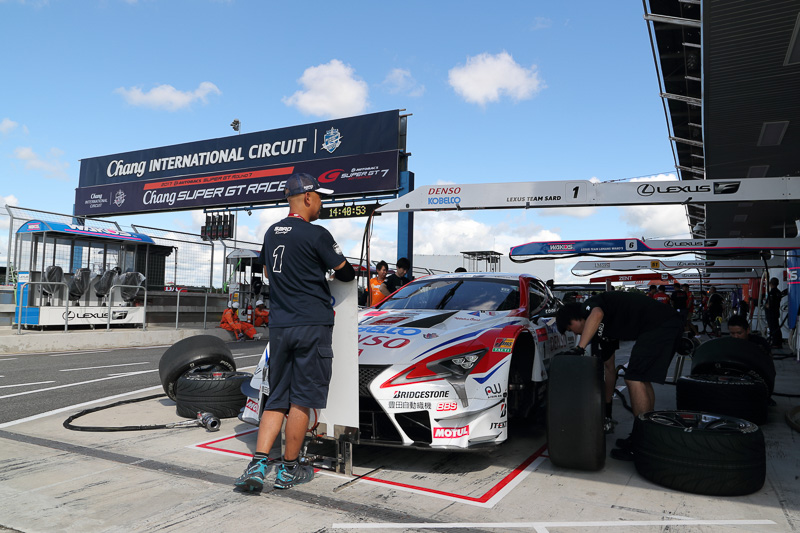 各チームのピットは整備で慌ただしく動いている