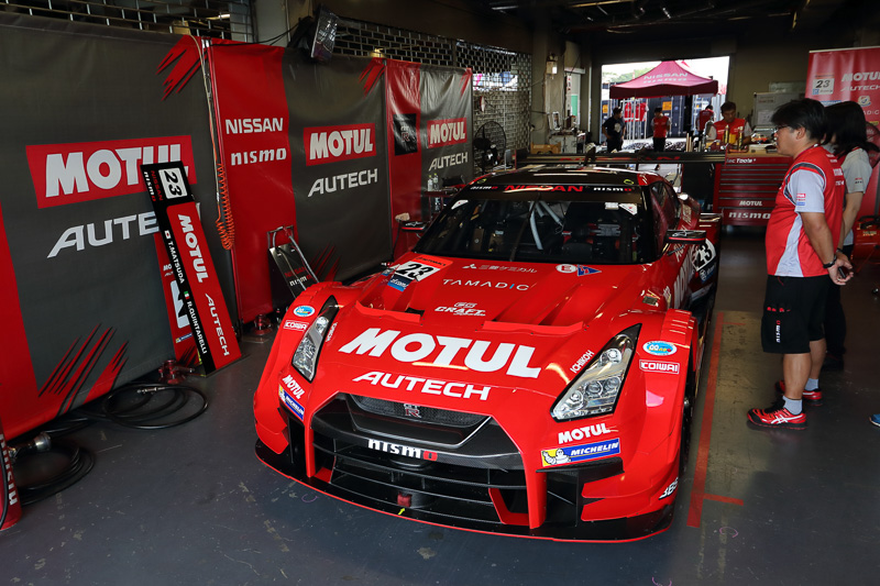 現在GT500ランキングトップの23号車MOTUL AUTECH GT-R（松田次生/ロニー・クインタレッリ組、MI）。ウェイトハンデは59kg