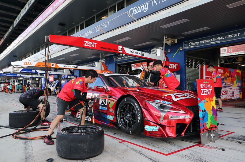 38号車ZENT CERUMO LC500（立川祐路/石浦宏明組、BS）。談笑するドライバーの姿も