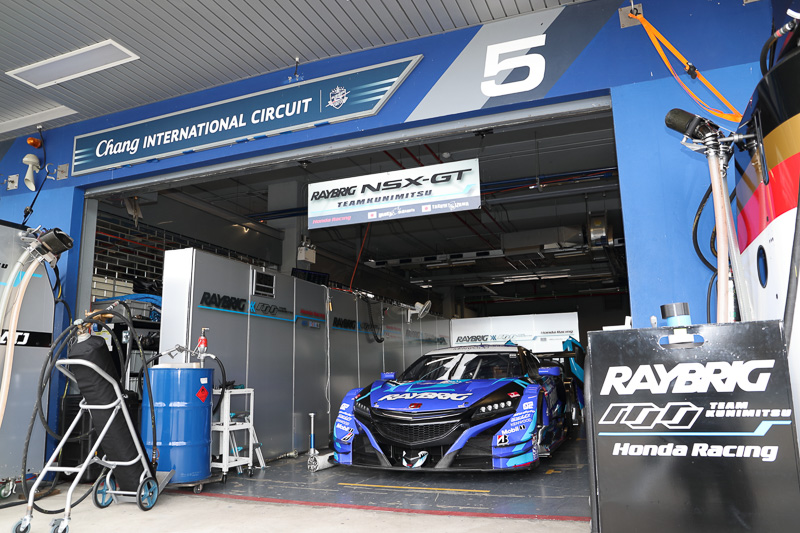 こちらは第6戦で3位表彰台を獲得した100号車RAYBRIG NSX-GT（山本尚貴/伊沢拓也組、BS）。序盤は不運も続いたNSX勢だが、ここへ来て高いパフォーマンスを見せてきている