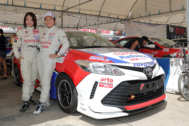 サポートレースも多数開催中。タイで販売されているTOYOTA Viosで参戦するarto osakaチーム、いとう りな選手と味元 美智恵選手