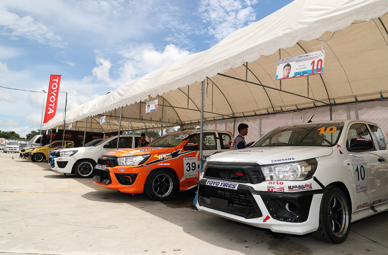 ピックアップトラックのサポートレースも行なわれている