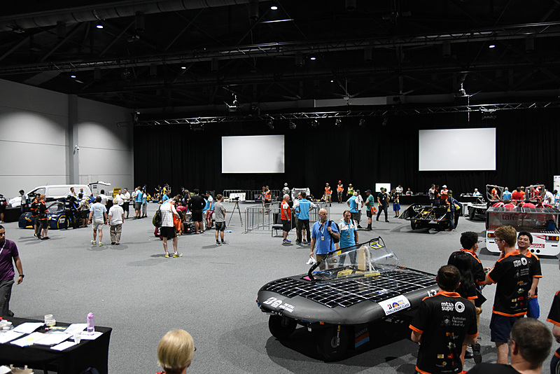 ダーウィンコンベンションセンターで進む、「2017 ブリヂストンワールドソーラーチャレンジ」の静的車検