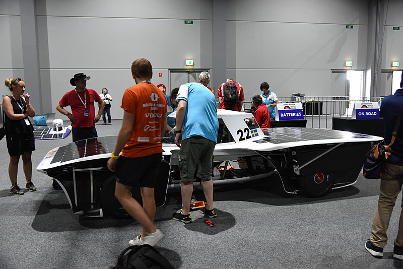 世界各国からさまざまなソーラーカーが参加している