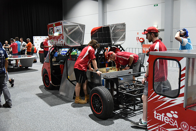 世界各国からさまざまなソーラーカーが参加している