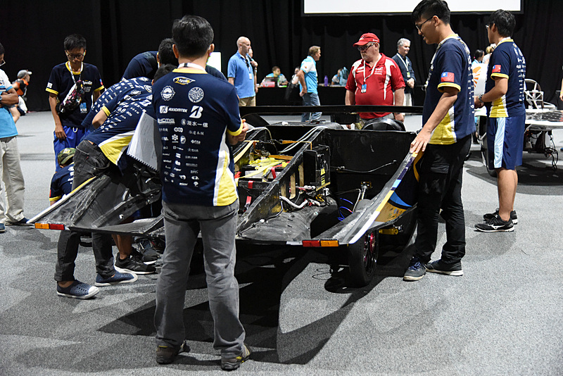 世界各国からさまざまなソーラーカーが参加している