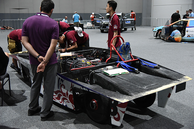 世界各国からさまざまなソーラーカーが参加している