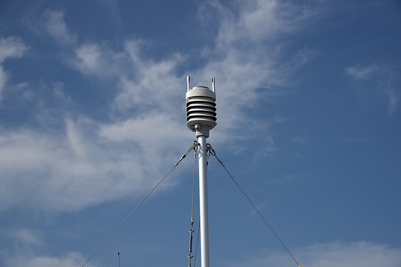サポートカーの屋根上に高く掲げられた環境センサー