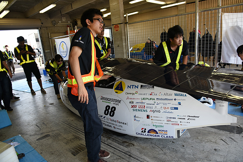 ピットからコースへと向かう88号車 工学院大学「Wing」