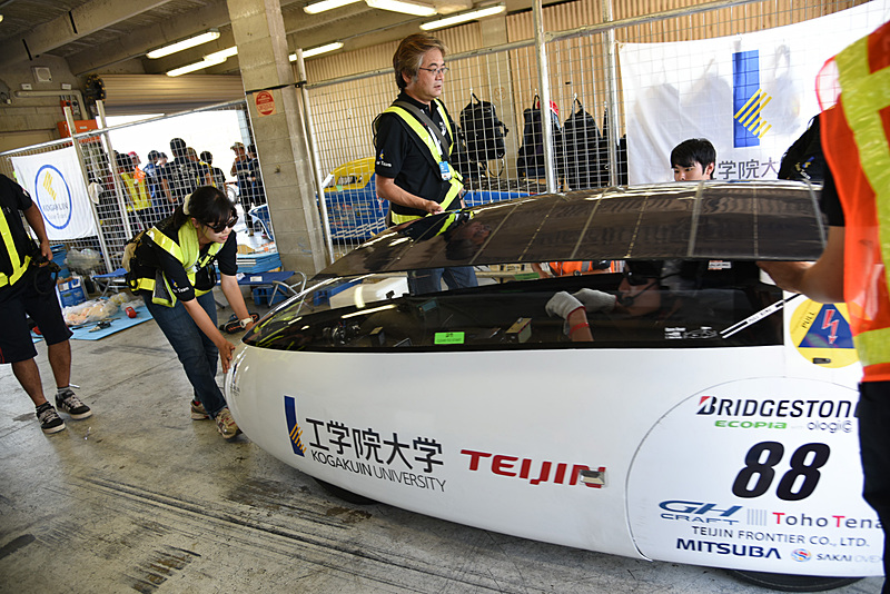 ピットからコースへと向かう88号車 工学院大学「Wing」