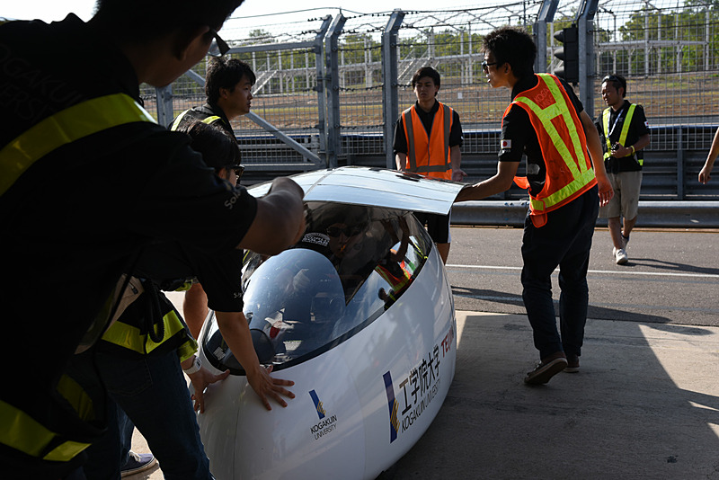 ピットからコースへと向かう88号車 工学院大学「Wing」