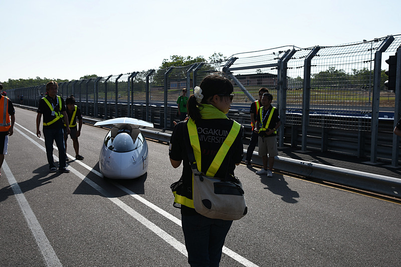ピットからコースへと向かう88号車 工学院大学「Wing」