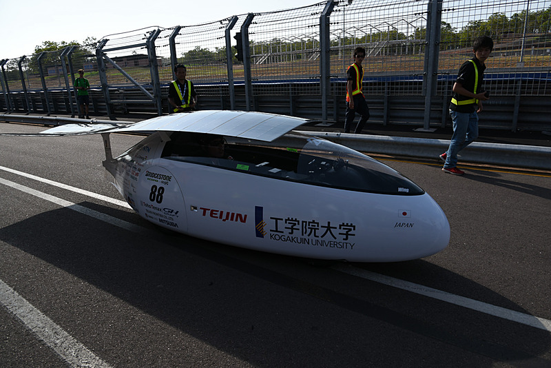 ピットからコースへと向かう88号車 工学院大学「Wing」