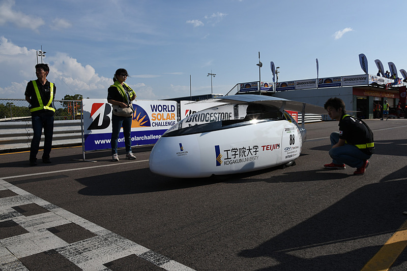 ピットからコースへと向かう88号車 工学院大学「Wing」
