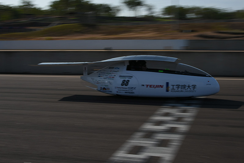 コース上を試走。速度は不明だが、見た目で100km/h程度は出ているように思えた