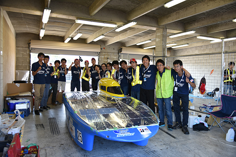 25号車 名古屋工業大学ソーラーカー部「Horizon 17」。Horizon 17はカタマラン型のボディを採用する