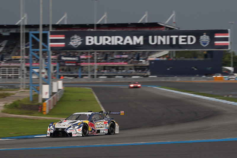 乾いたところもあったが、部分的に水しぶきのあがるウェットコンディションでの予選となった