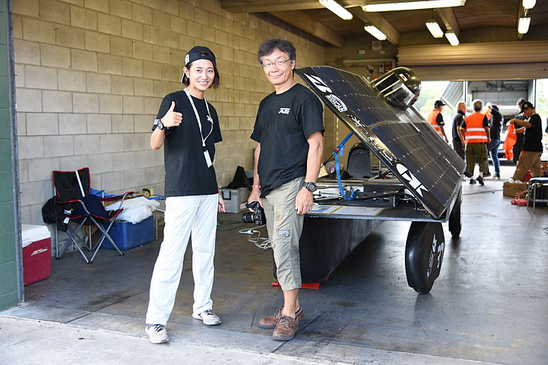 ドライバー件チーム広報の藤原弘子さん（左）と、車体製作に携わった武田信寛氏（右）