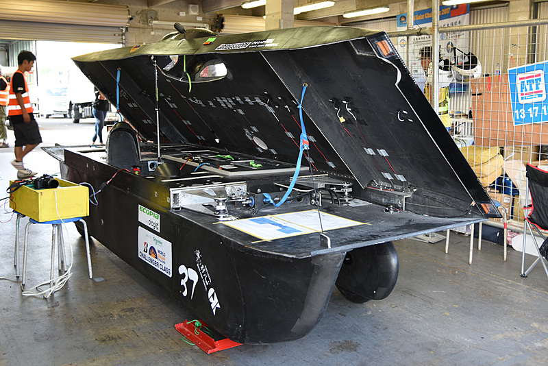 Musoushinは右側にドライバーが乗るカタマランタイプ