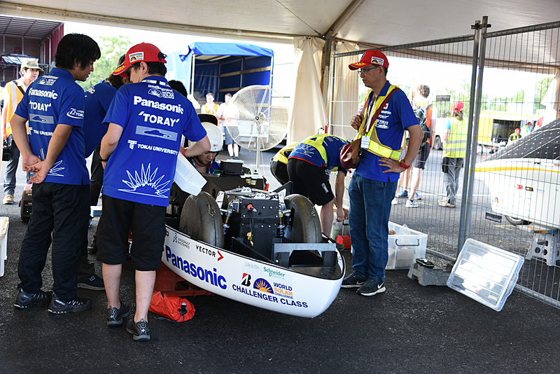 セットアップの進むTokai Challenger