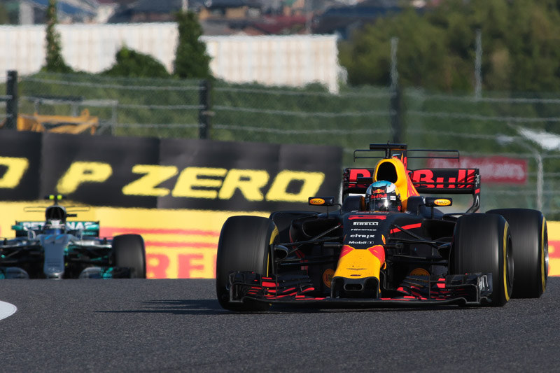 3位に入ったダニエル・リカルド選手（3号車 レッドブル・レーシング・タグホイヤー）を追いかける4位のボッタス選手