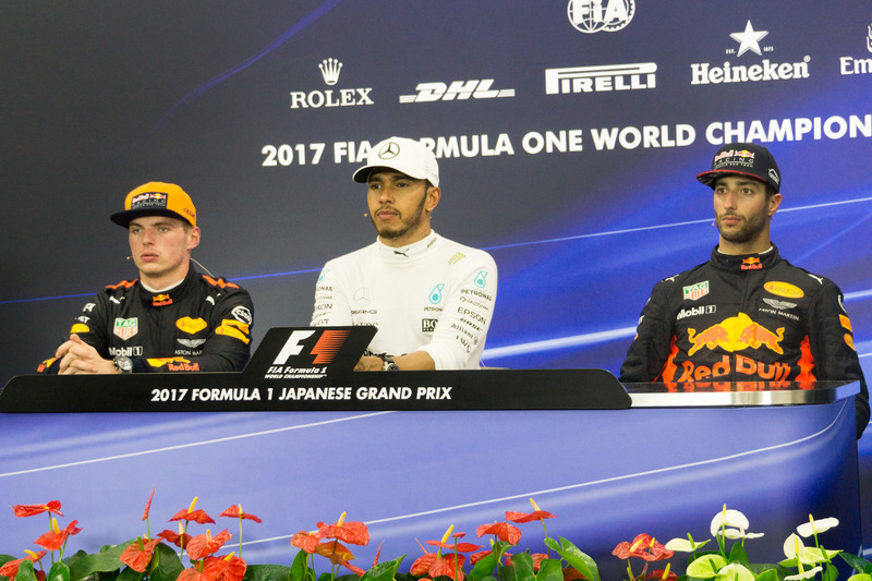 表彰式後のトップ3会見に登壇した3選手。左から2位のマックス・フェルスタッペン選手、優勝したルイス・ハミルトン選手、3位のダニエル・リカルド選手