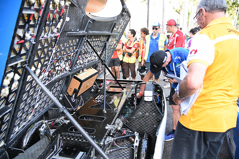 軽量化のためか肉抜きされたボディカバー