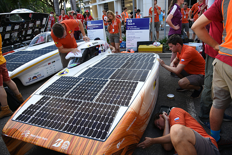 予選4位、昨年の覇者であるNuon Solar Teamの3号車「Nuna9」。空気抵抗低減のためか、とにかくピカピカに磨き上げていた