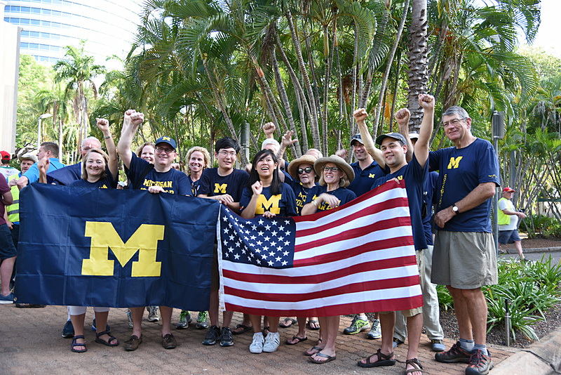 予選11位、94号車 University of Michigan Solar Car Team「Novum」の面々。ミシガン大学は米国のデトロイトにある名門大学。ソーラーカーレースにも巨大サポートトラックを配するなど、さすがの物量を誇っていた