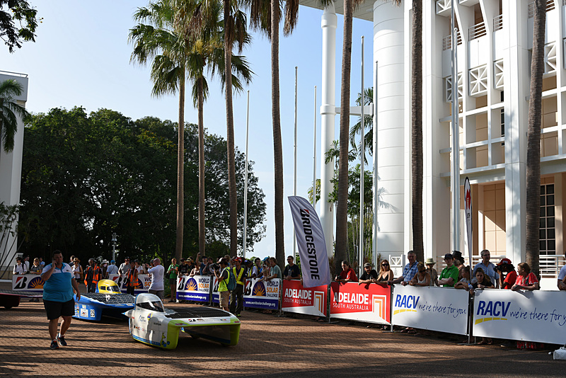 8号車 Punch Powertrain Solar Team「Punch Two」を先頭にスタート位置へ向かう