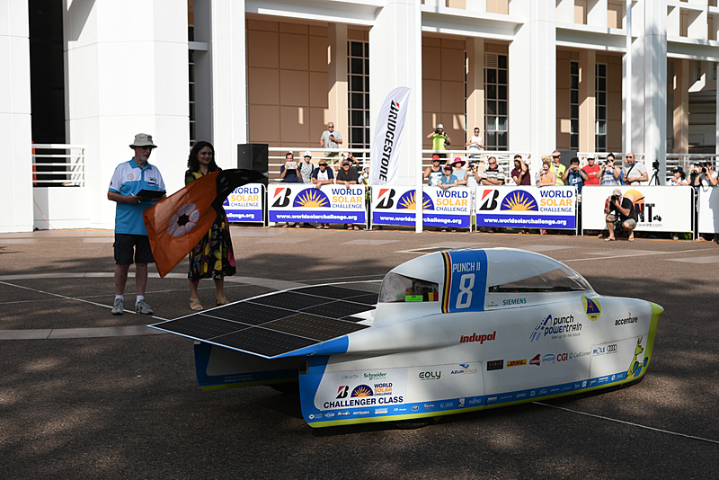 8号車 Punch Powertrain Solar Team「Punch Two」が8時30分スタート。その後、1分おきに1台ずつスタートしていく。しかし、厳密な1分というより、長距離レースならではの緩い感じの1分だった