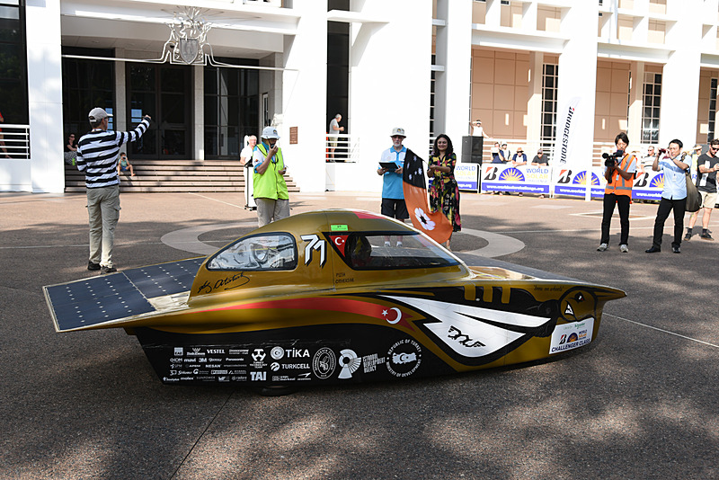 チャレンジャークラスの車両が次々にスタートしていく